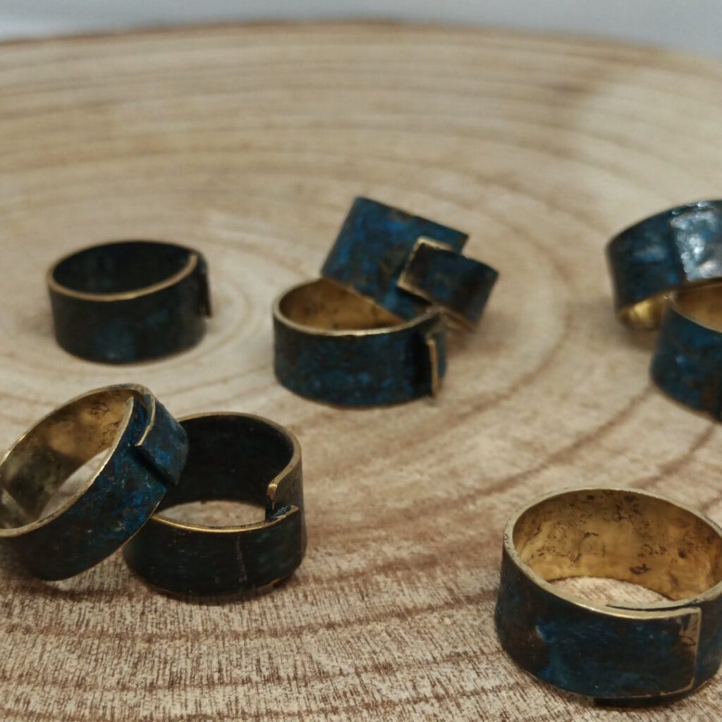 Anillos Fajín pasados realizados en latón y pátina de color azul. Creación de Ana Sandoval Joyas