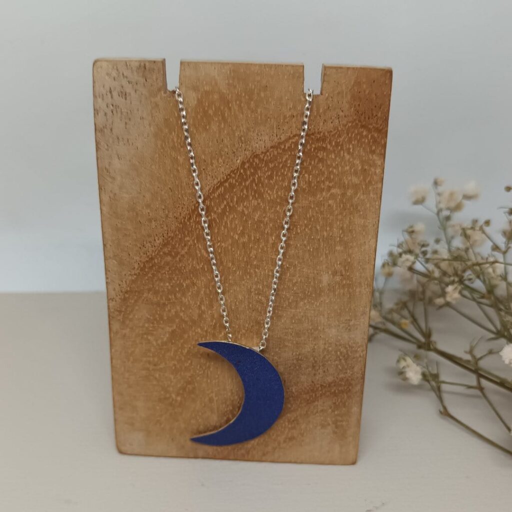 Colgante Luna color Zafiro con cadena de plata de primera ley