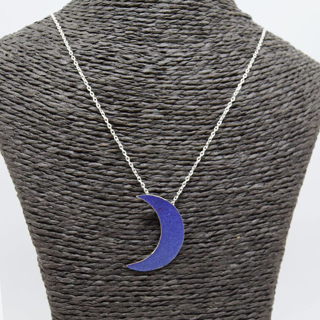 Colgante Luna color zafiro sobre busto
