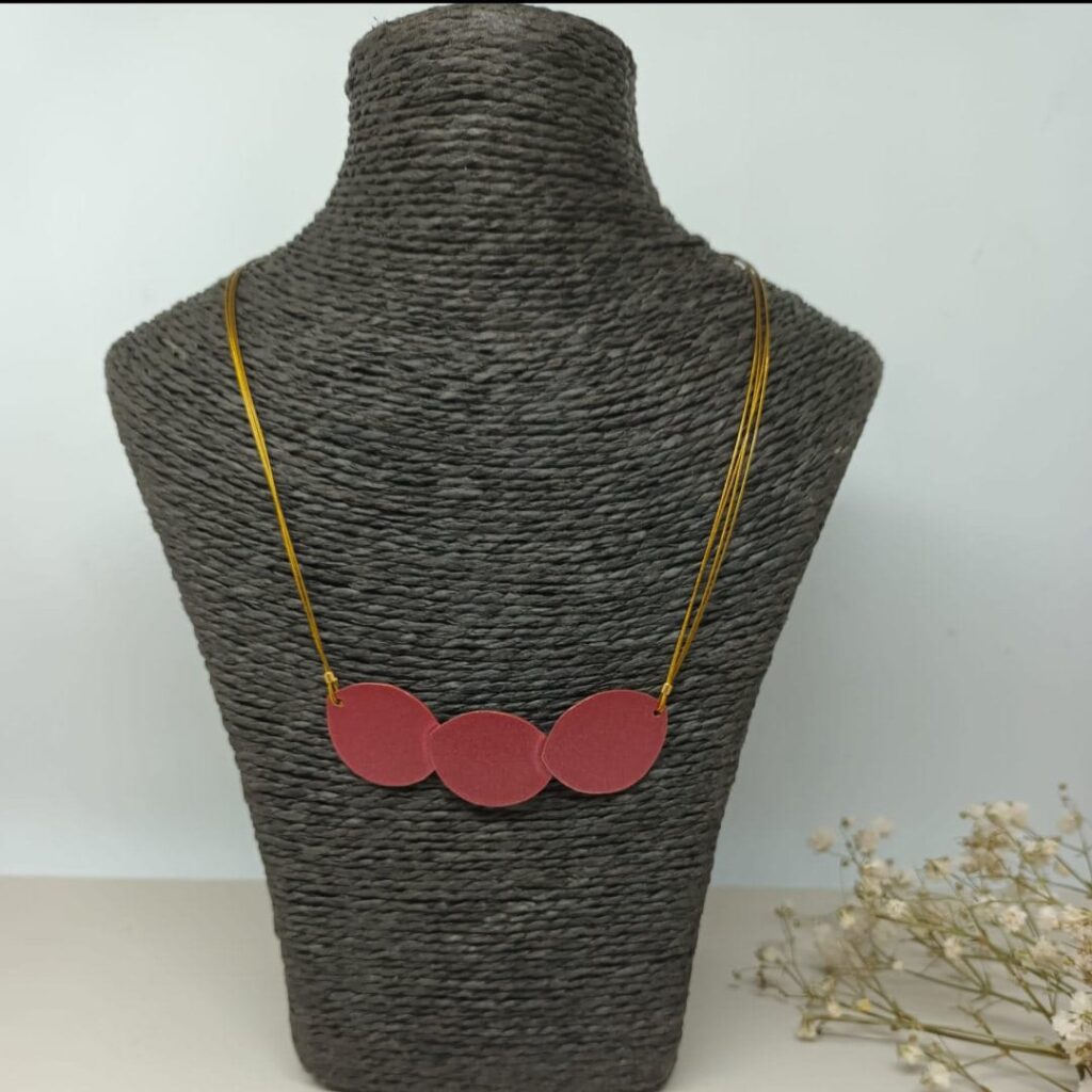 Collar Calder color rubí