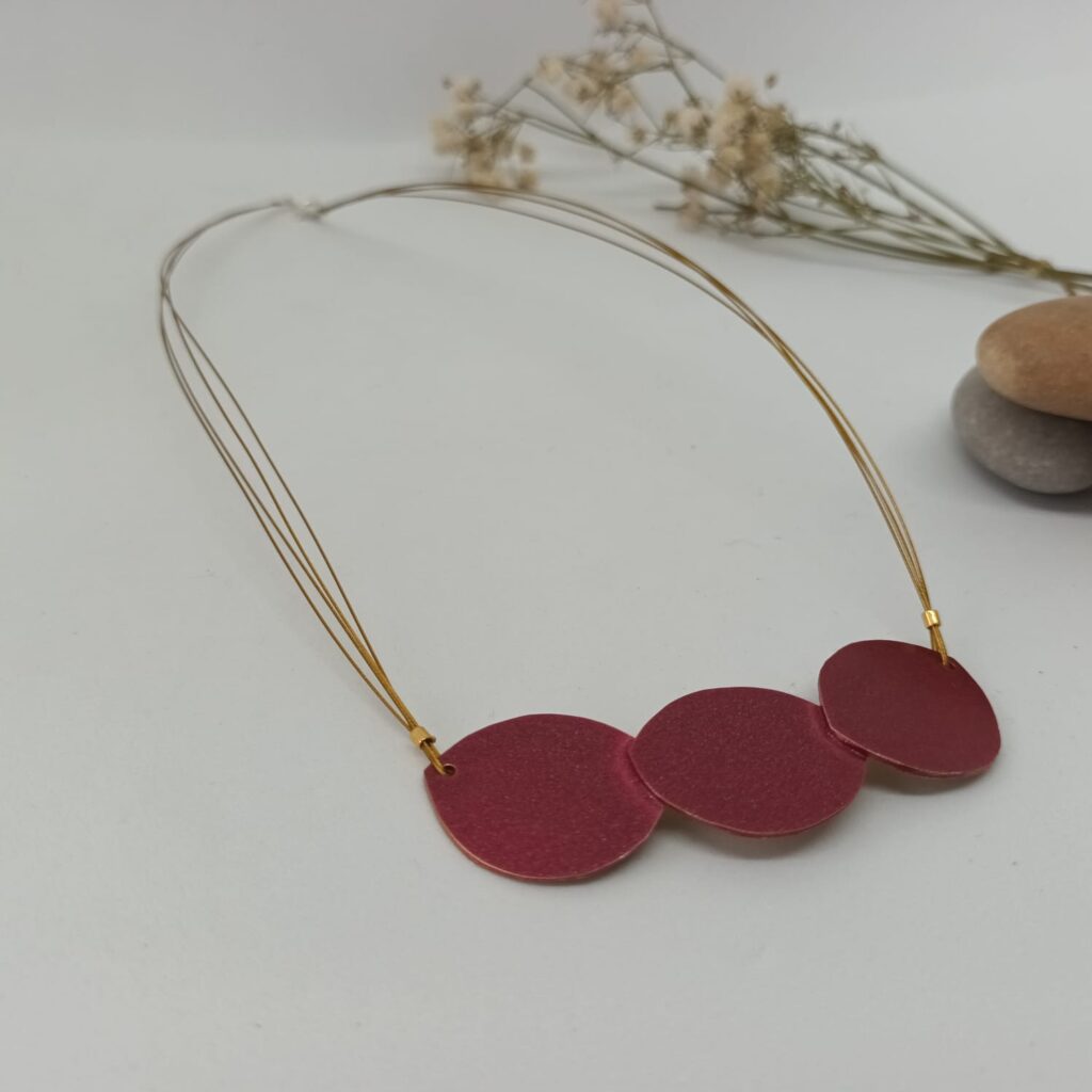 Collar Calder color Rubí creado artesanalmente por ASJ