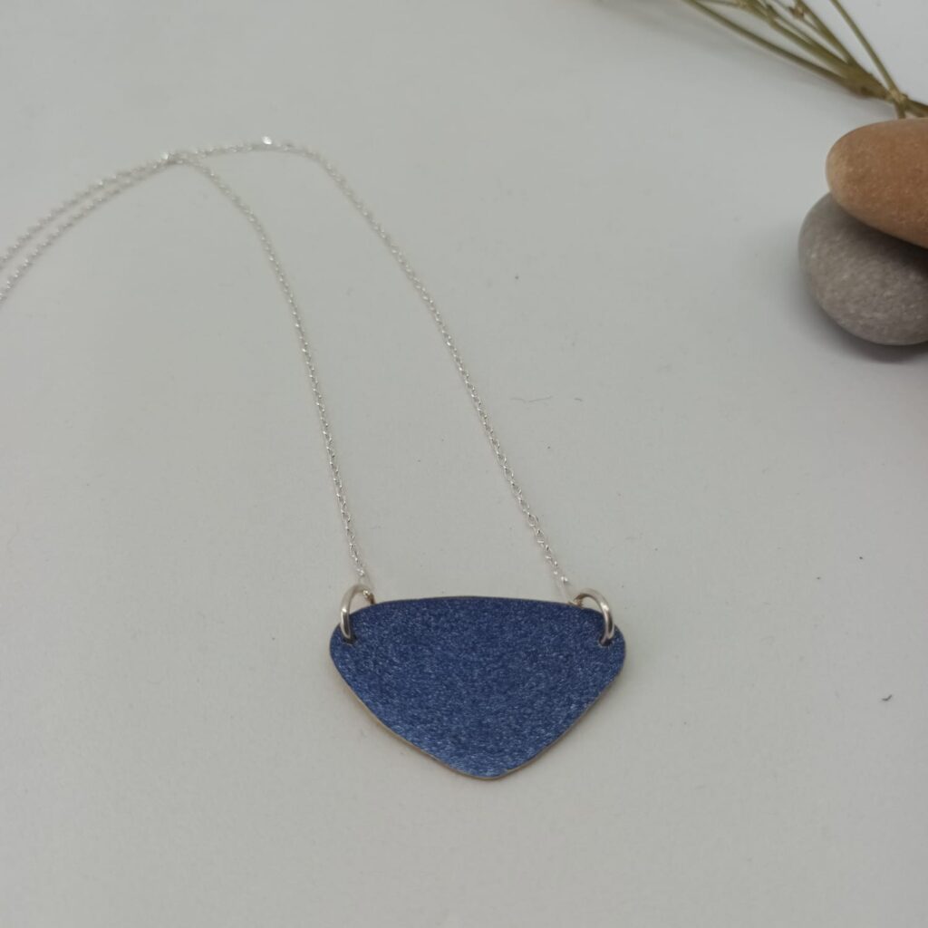Collar Corazón Color Zafiro creado por Ana Sandoval Joyas en su taller de Gijón