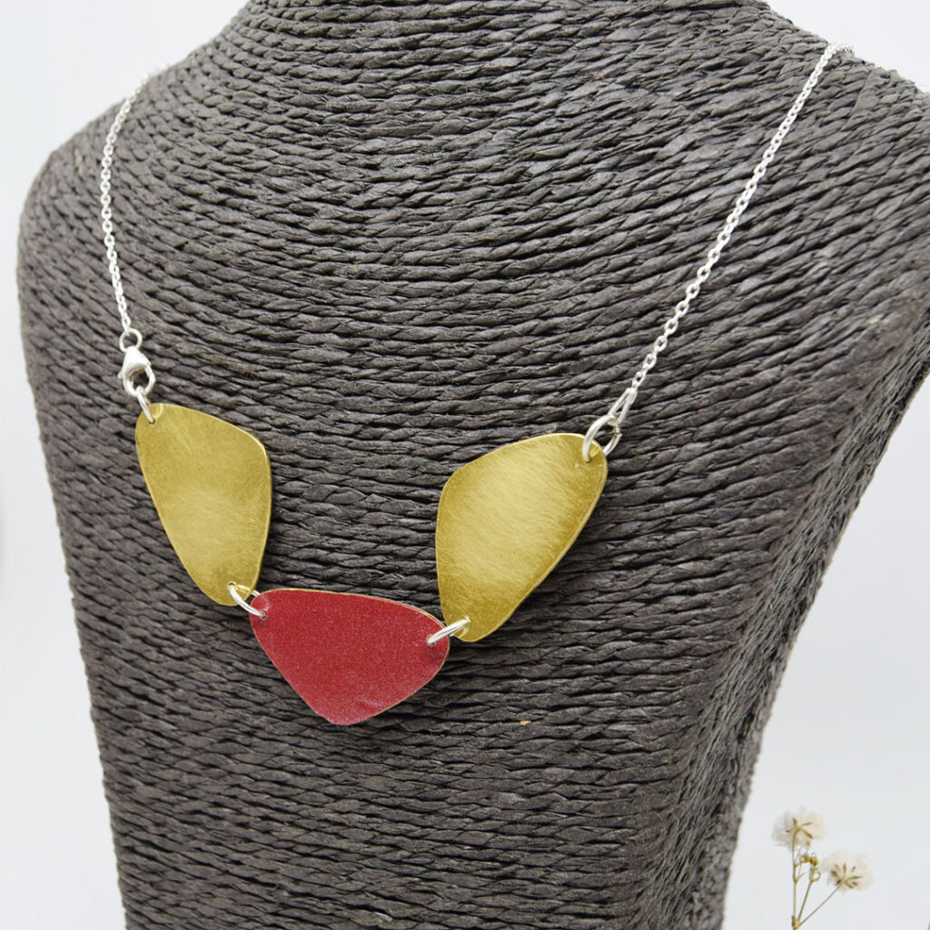 Collar Corazón Latón en rojo rubí creación de Ana Sandoval Joyas