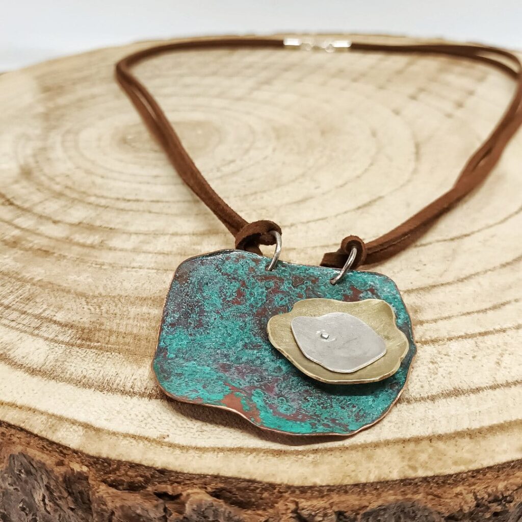 Collar Romano Manzana realizado en cobre con pátina, latón y plata