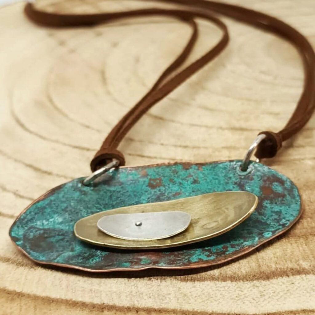 Collar romano con hilo de ante marrón