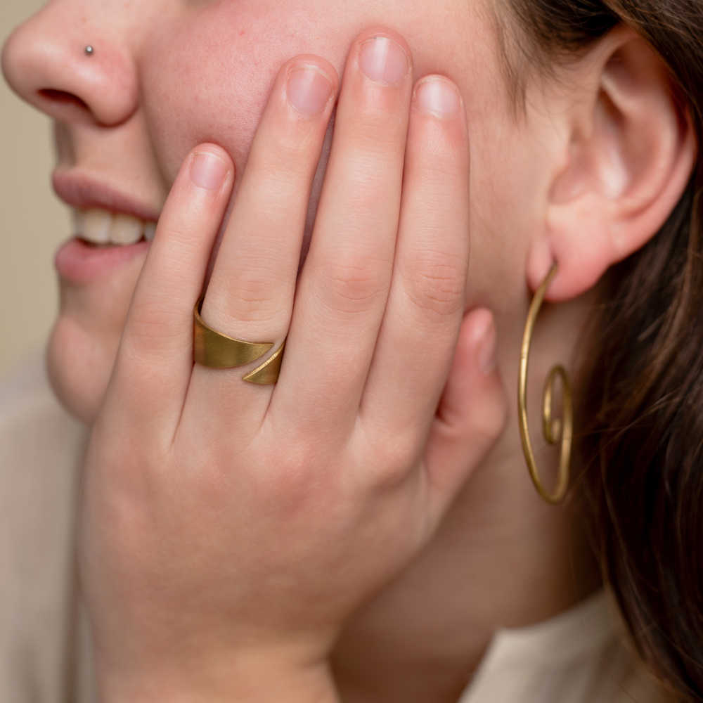 Modelo con pendientes y anillo en bronce natural