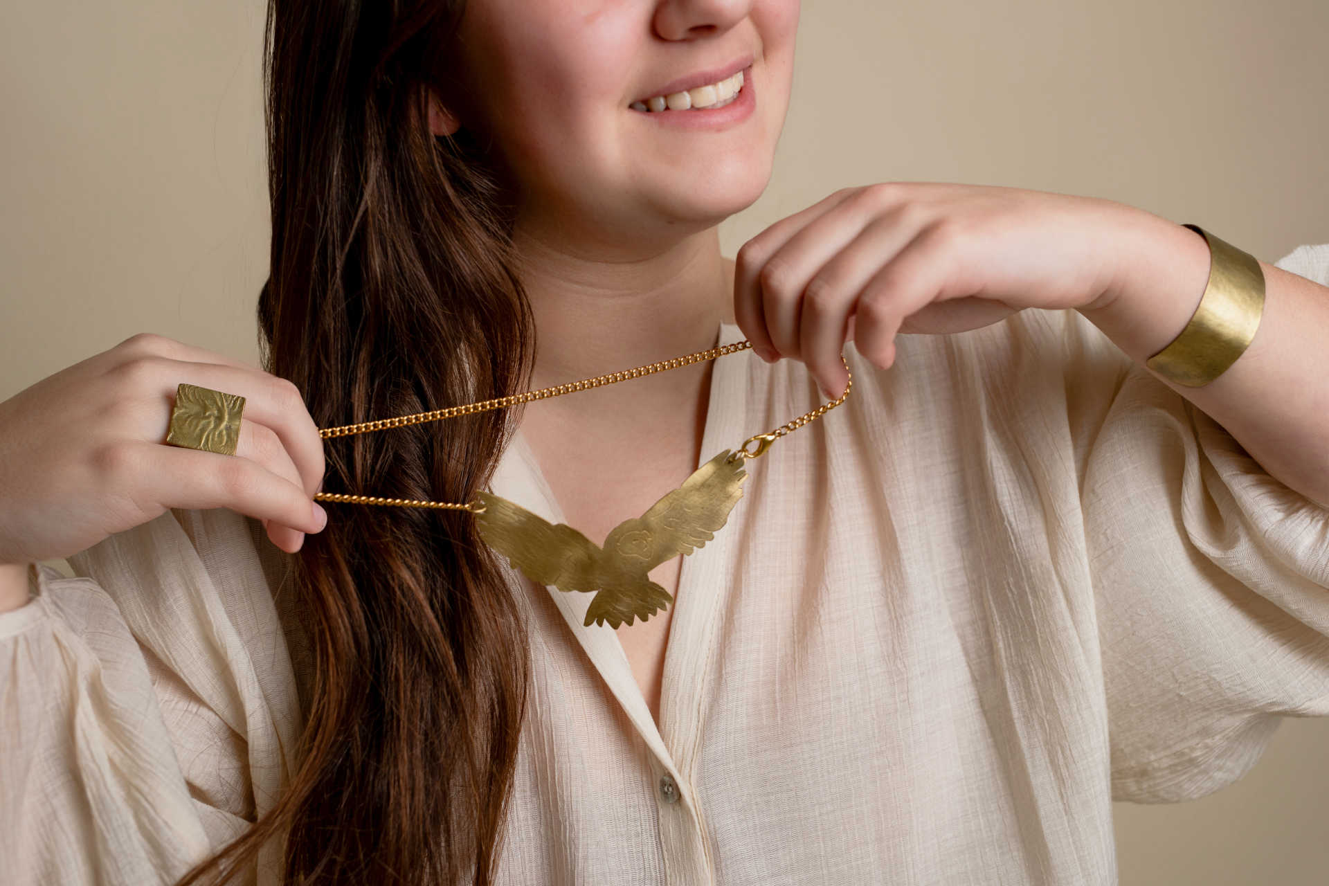 Modelo con collar dorado