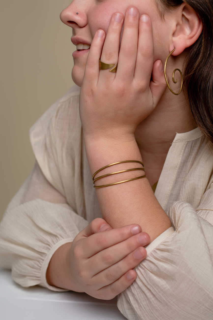 Pulsera, anillo y pendientes
