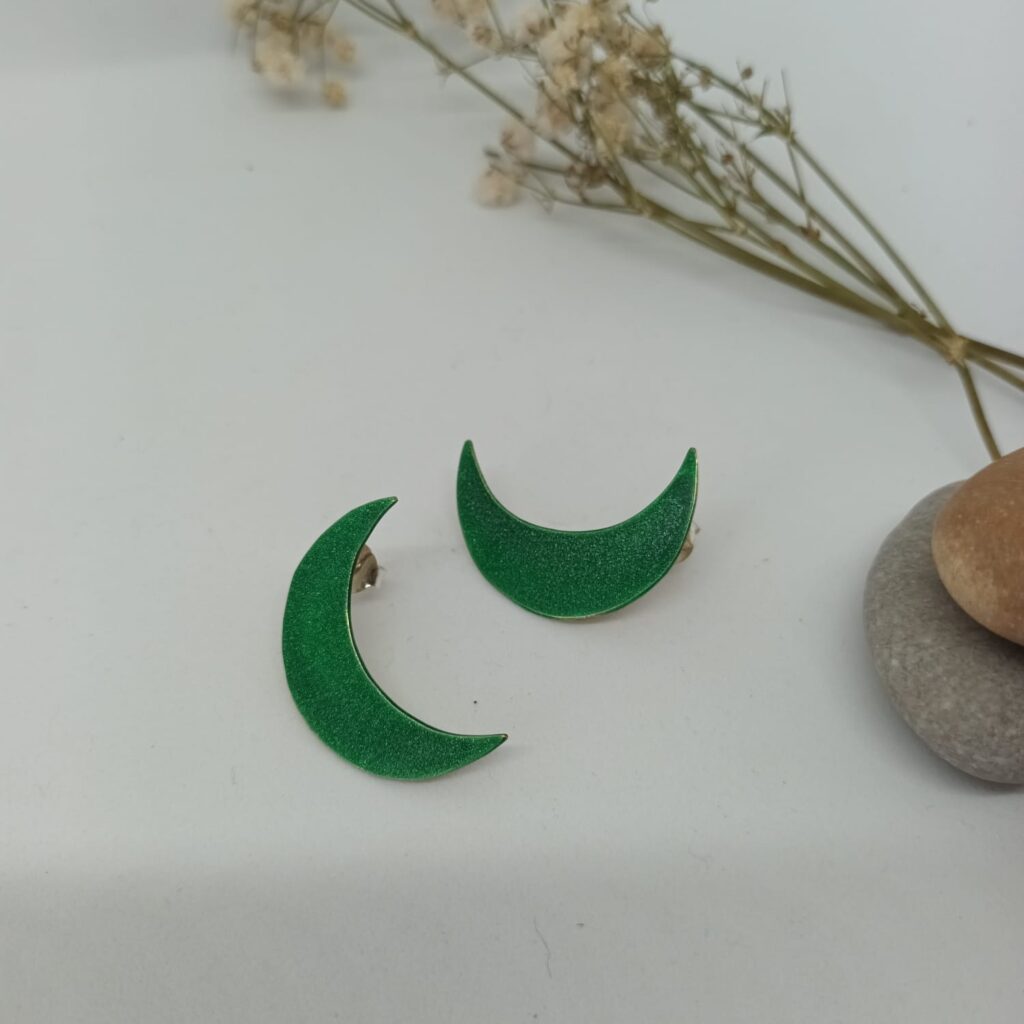 Pendientes luna de latón con acrílico color esmeralda creación de ASJ