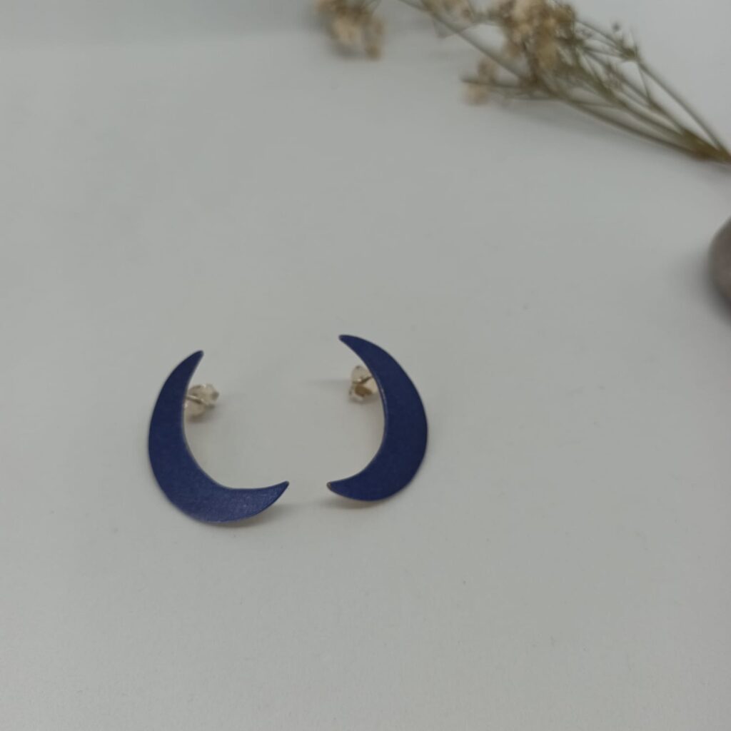 Pendientes luna de latón con acrílico color zafiro 2