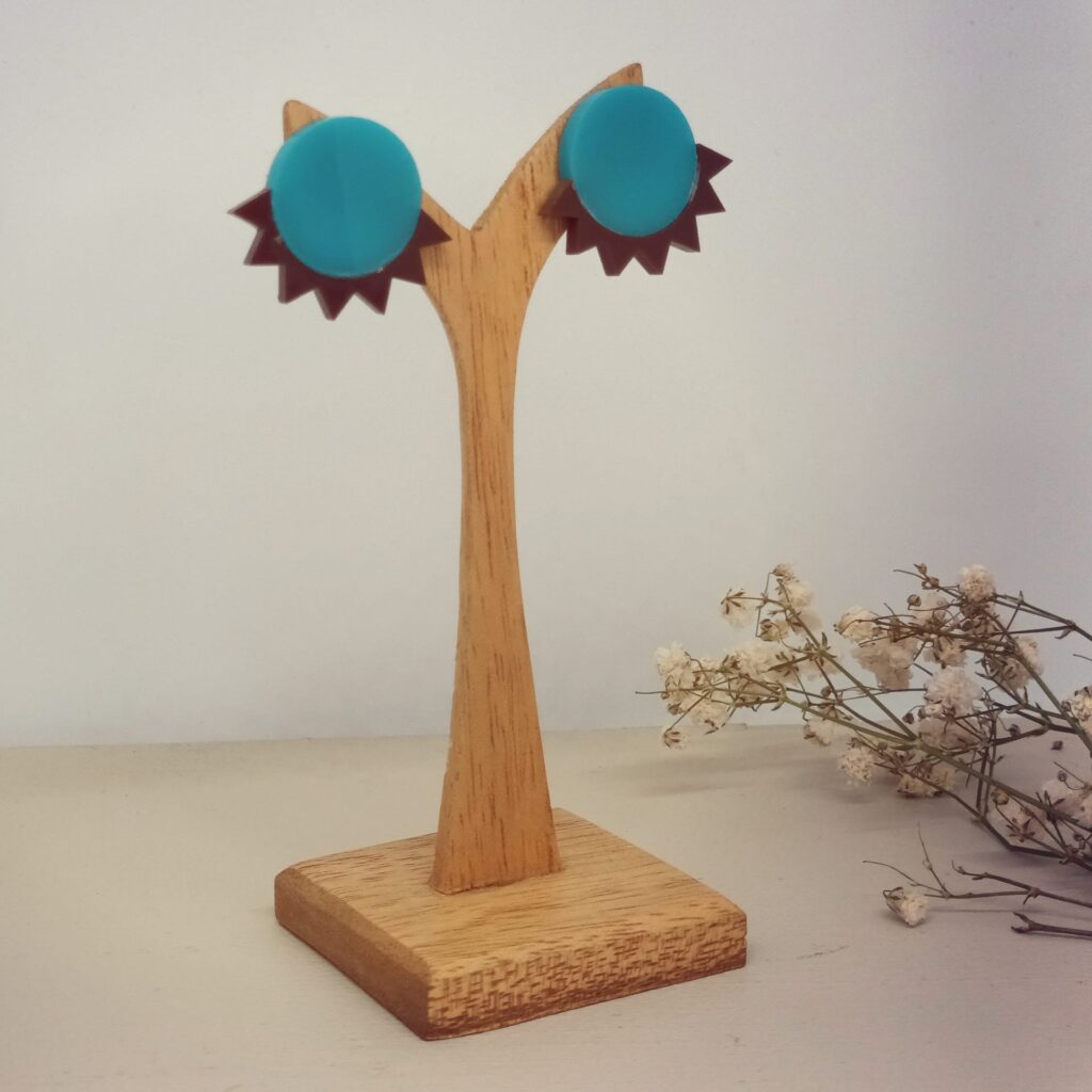 Pendientes Ojos azul-chocolate sobre soporte