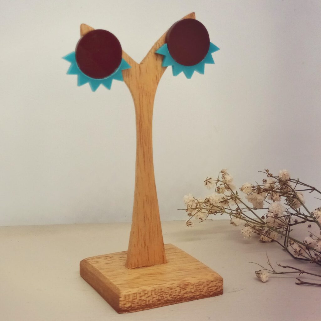 Pendientes Ojos chocolate-azul sobre soporte