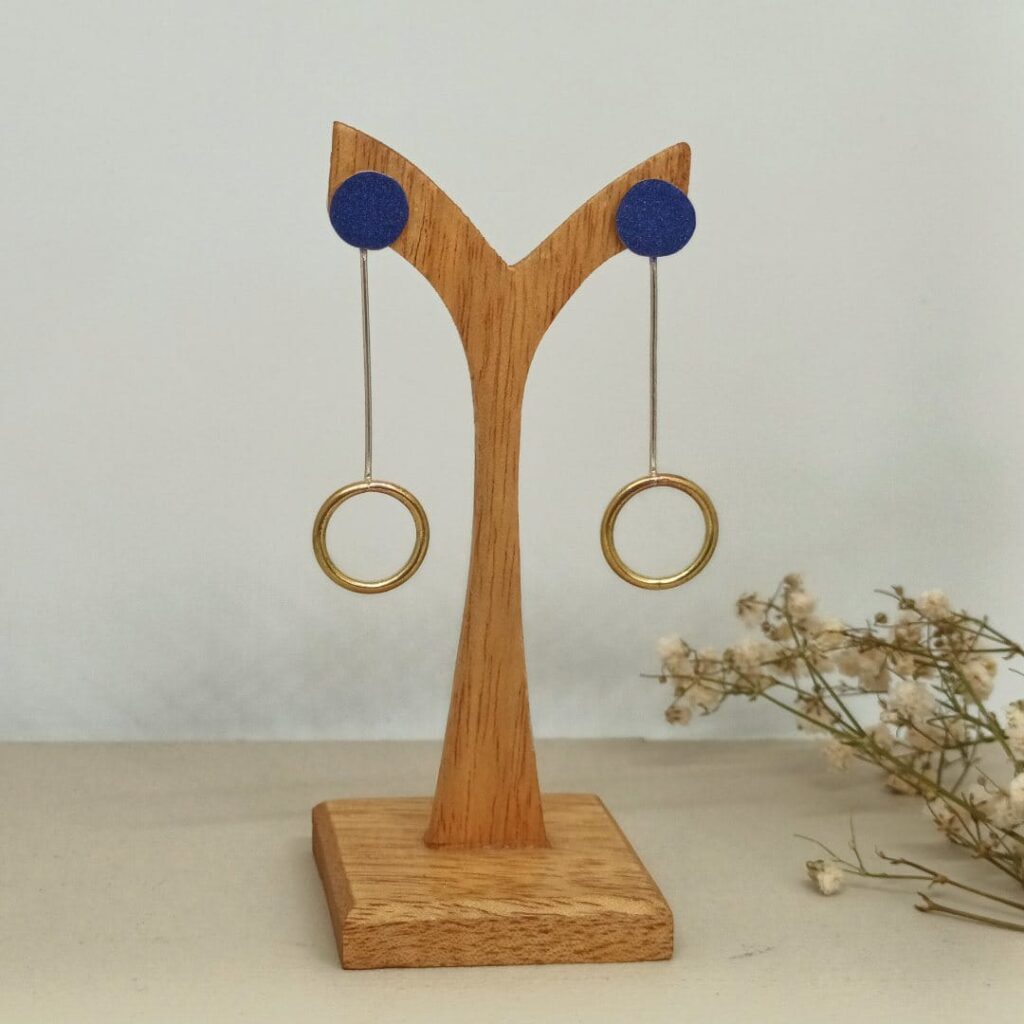 Pendientes órbita de latón con acrílico y plata color zafiro