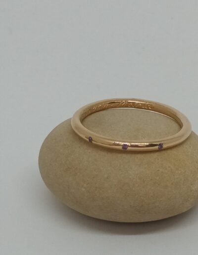 Alianza de oro hecha a medida por Ana Sandoval Joyas. Joyas personalizadas.