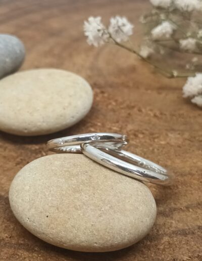 Alianzas de plata hechas a medida en el taller de Ana Sandoval. Joyas personalizadas.