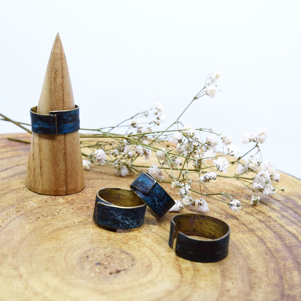 Anillo latón con pátina azul pasado