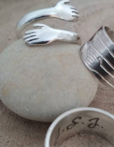 Anillos de plata Abrazo hechos a medida por Ana Sandoval. Ejemplo de joyas personalizadas