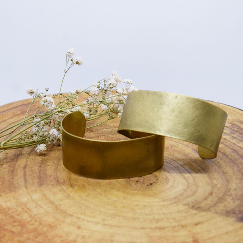 Brazalete en latón natural creación de Ana Sandoval Joyas