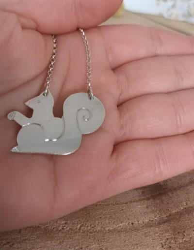 Colgante de plata con forma de ardilla