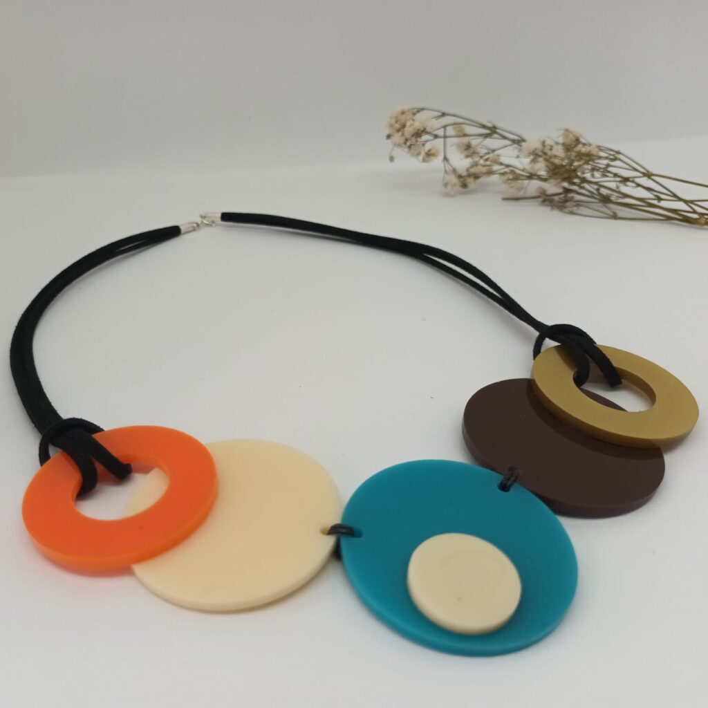 Collar Circle varios colores con toque naranja