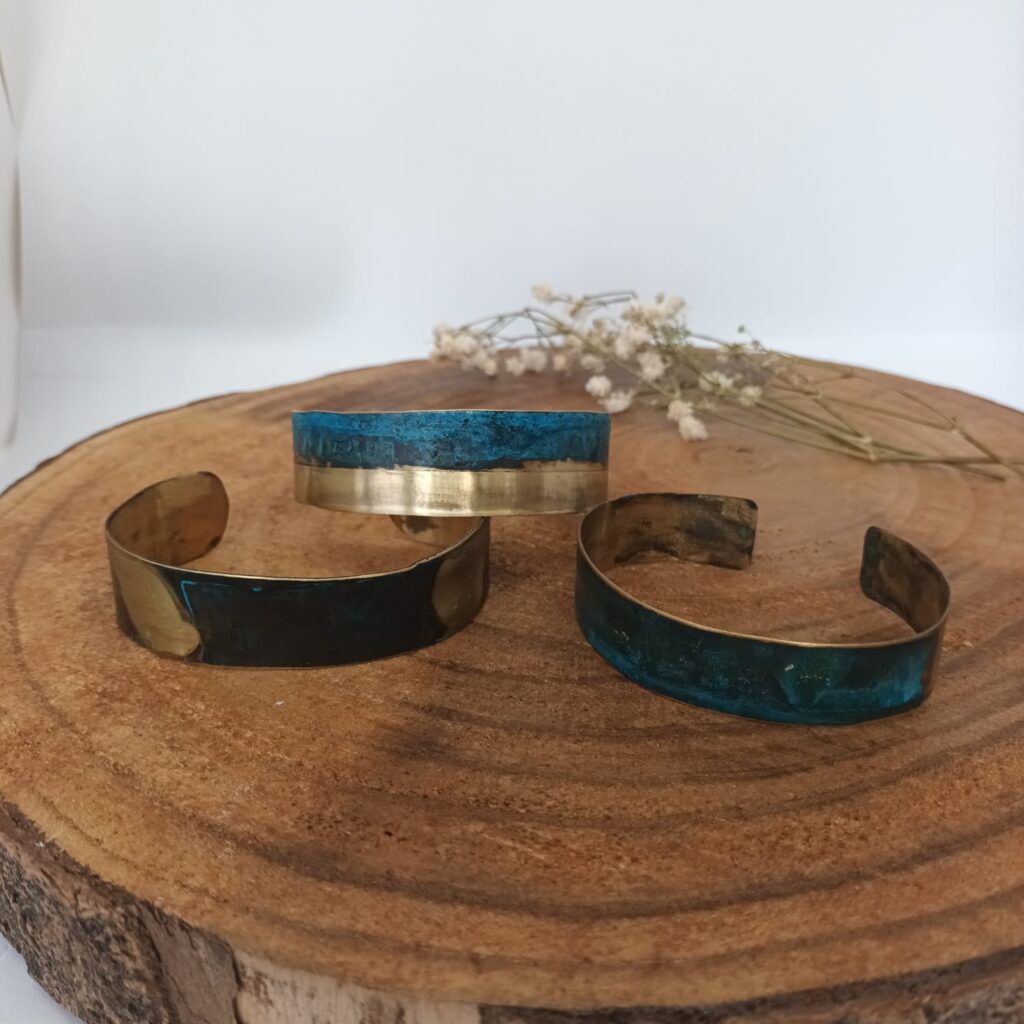 Pulsera latón con pátina azul