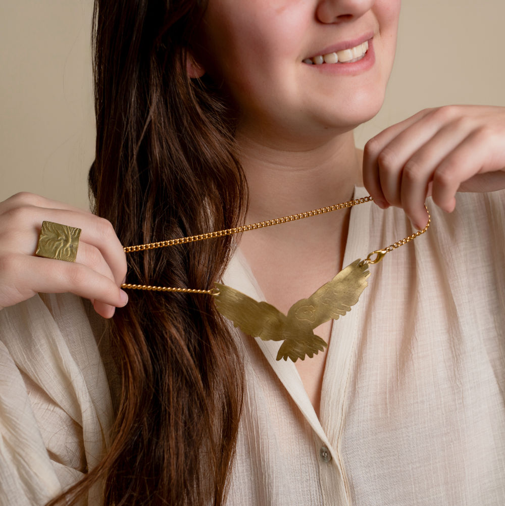 Modelo con collar Buho en latón