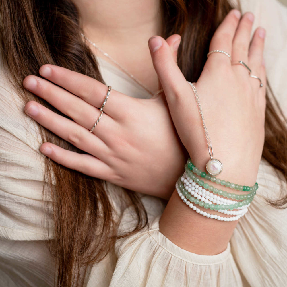 Modelo con collar de perla cultivada y otras joyas