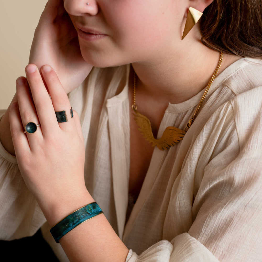 Modelo con joyas en latón natural y latón con pátina