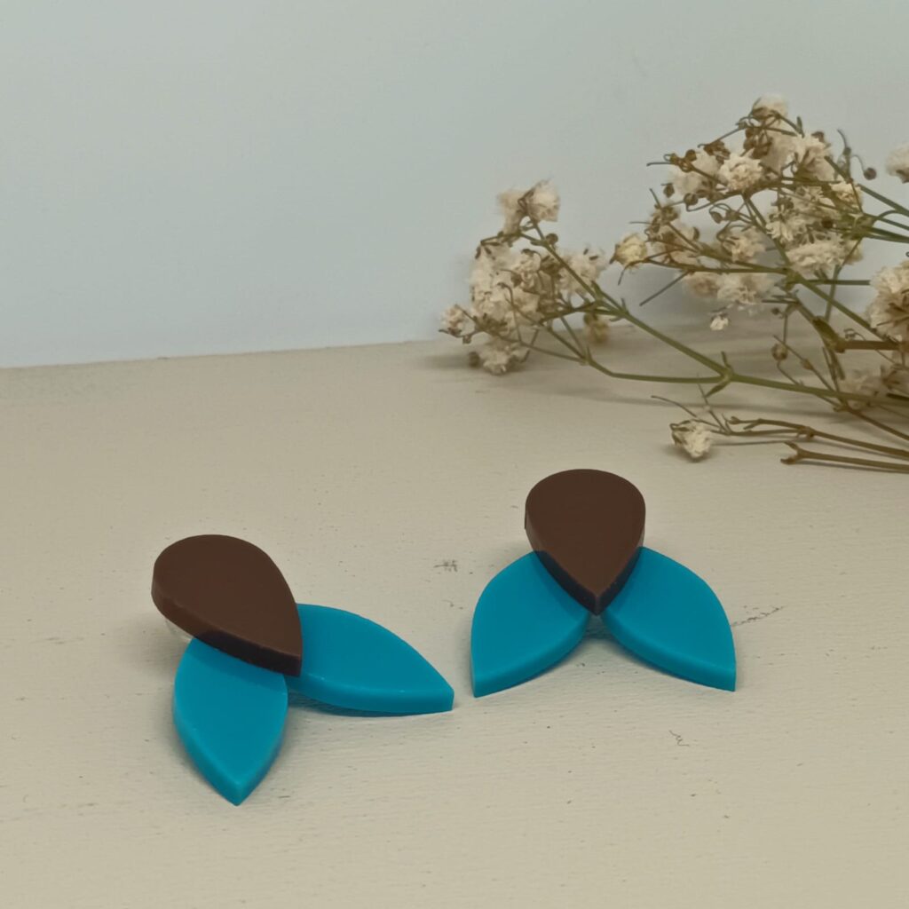 Pendientes Pétalo en azul y chocolate de Ana Sandoval