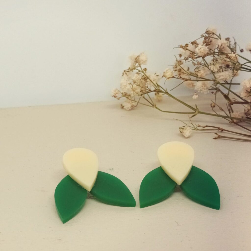 Pendientes Pétalo en verde y color hueso