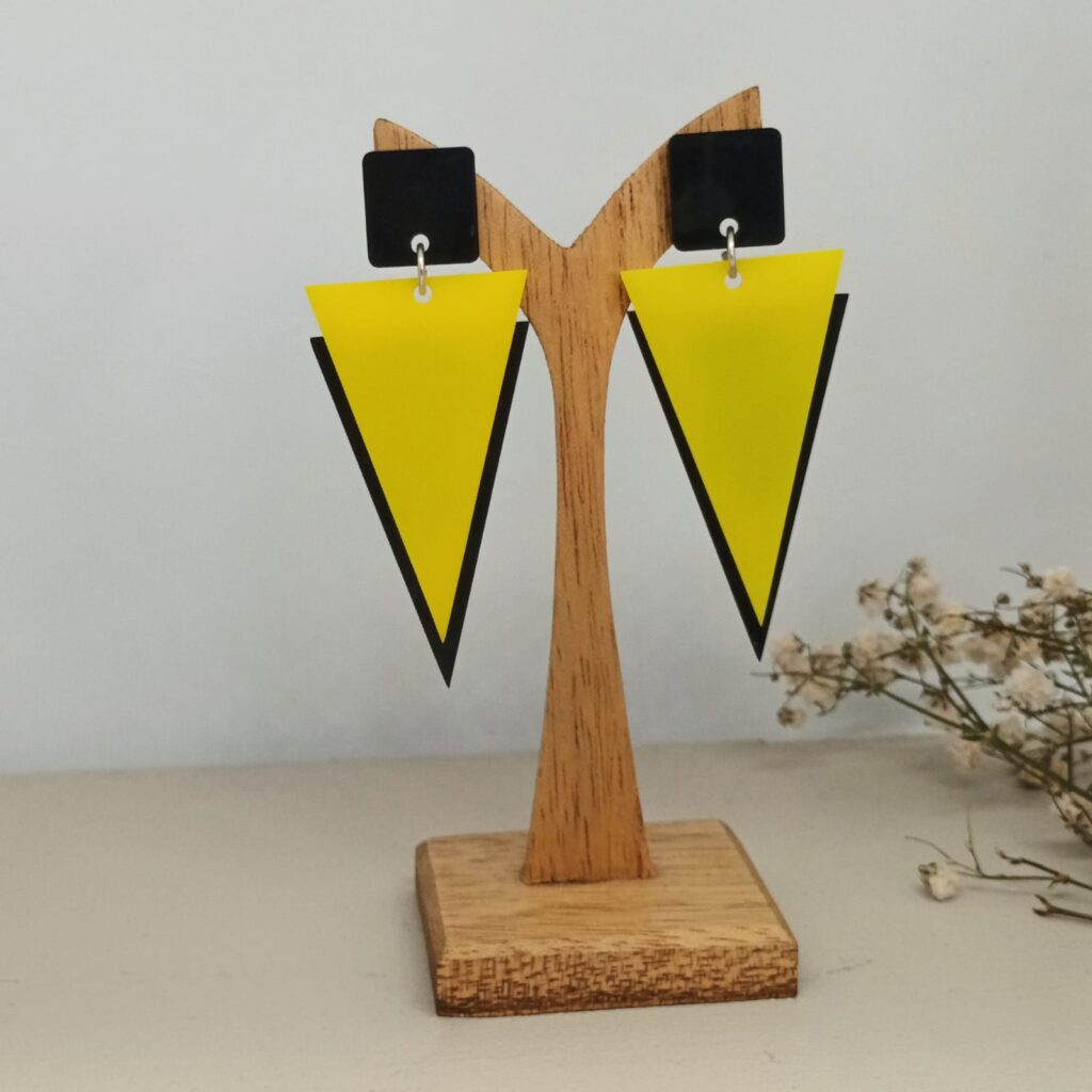 Pendientes Triángulo amarillo-negro sobre soporte