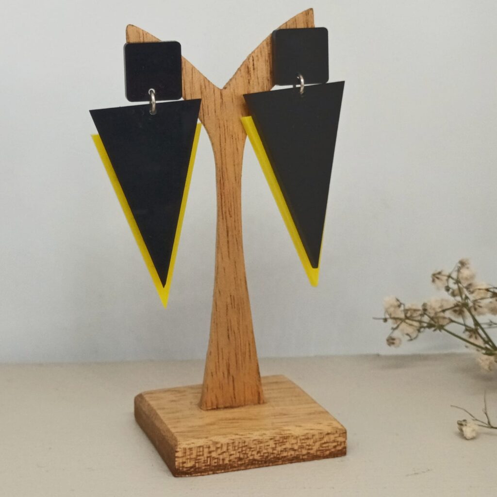 Pendientes Triángulo negro-amarillo sobre soporte