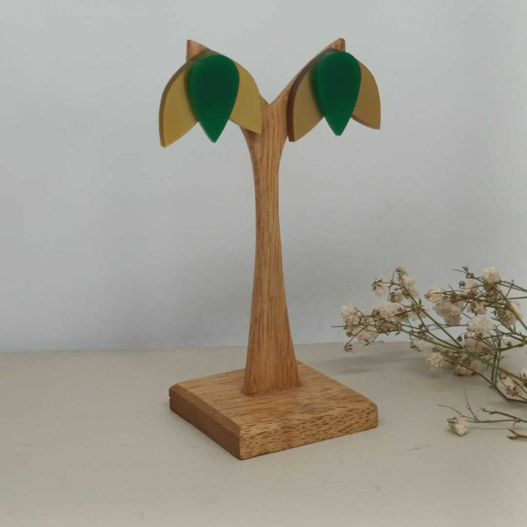 Pendientes Tulipán en colores dorado y verde. Vista sobre soporte.