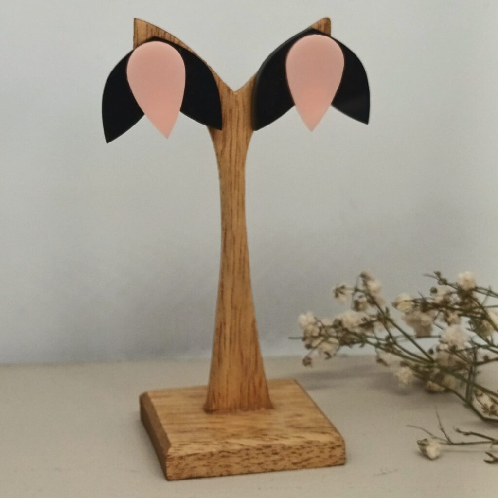 Pendientes Tulipán en color negro-rosa, sobre soporte de madera