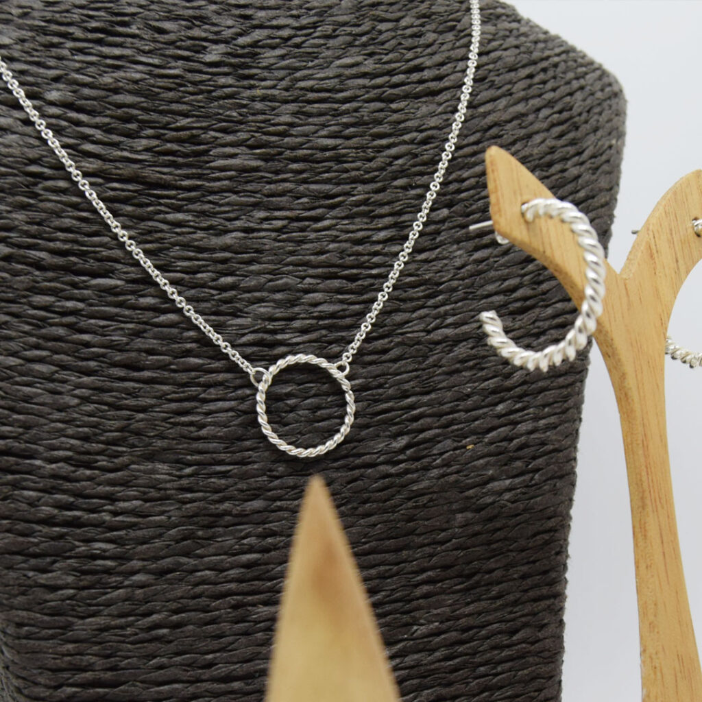Colgante entorchado simple y pendientes entorchados