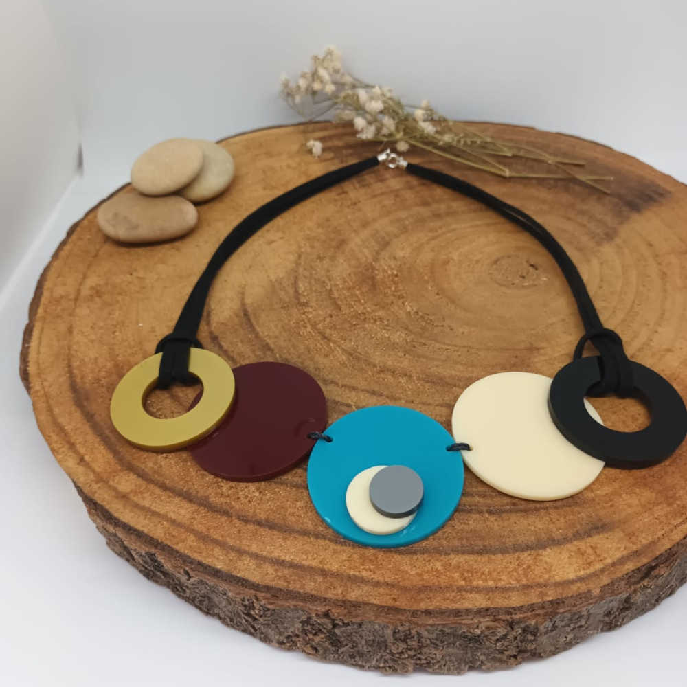 Collar Circle Turquesa 3. Con aros dorado y negro