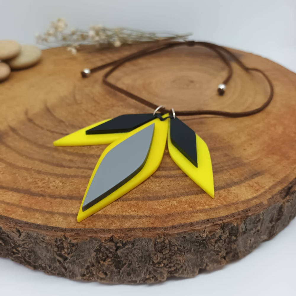 Collar flor de lis amarillo de Ana Sandoval Joyas
