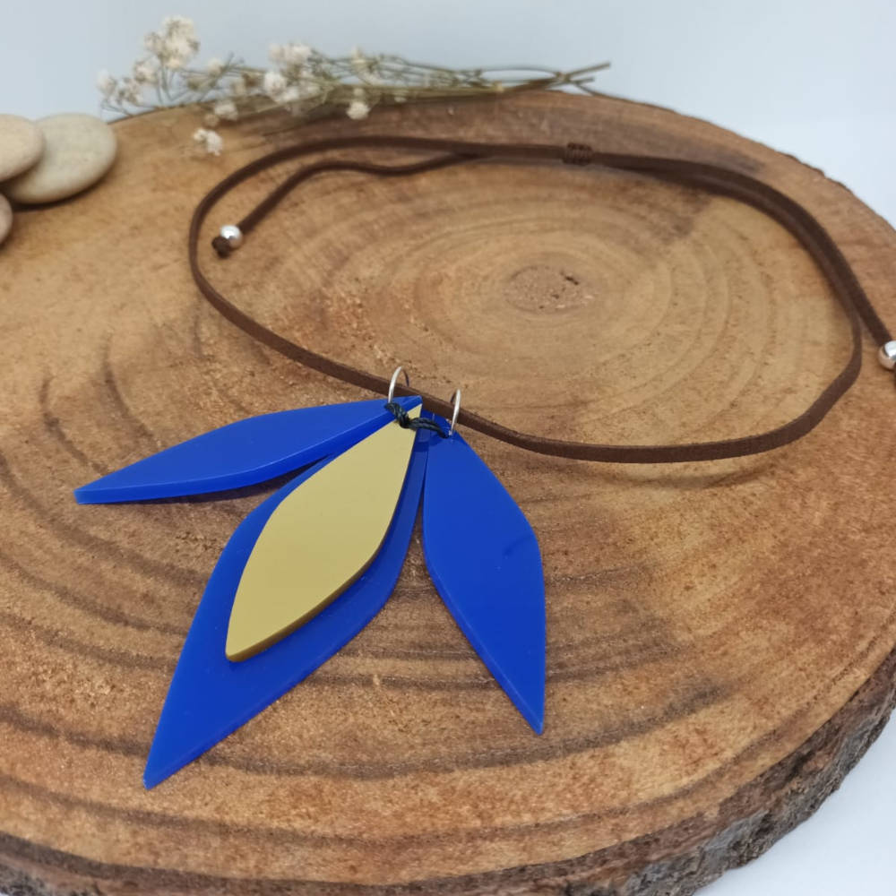 Collar flor de lis azul en metacrilato