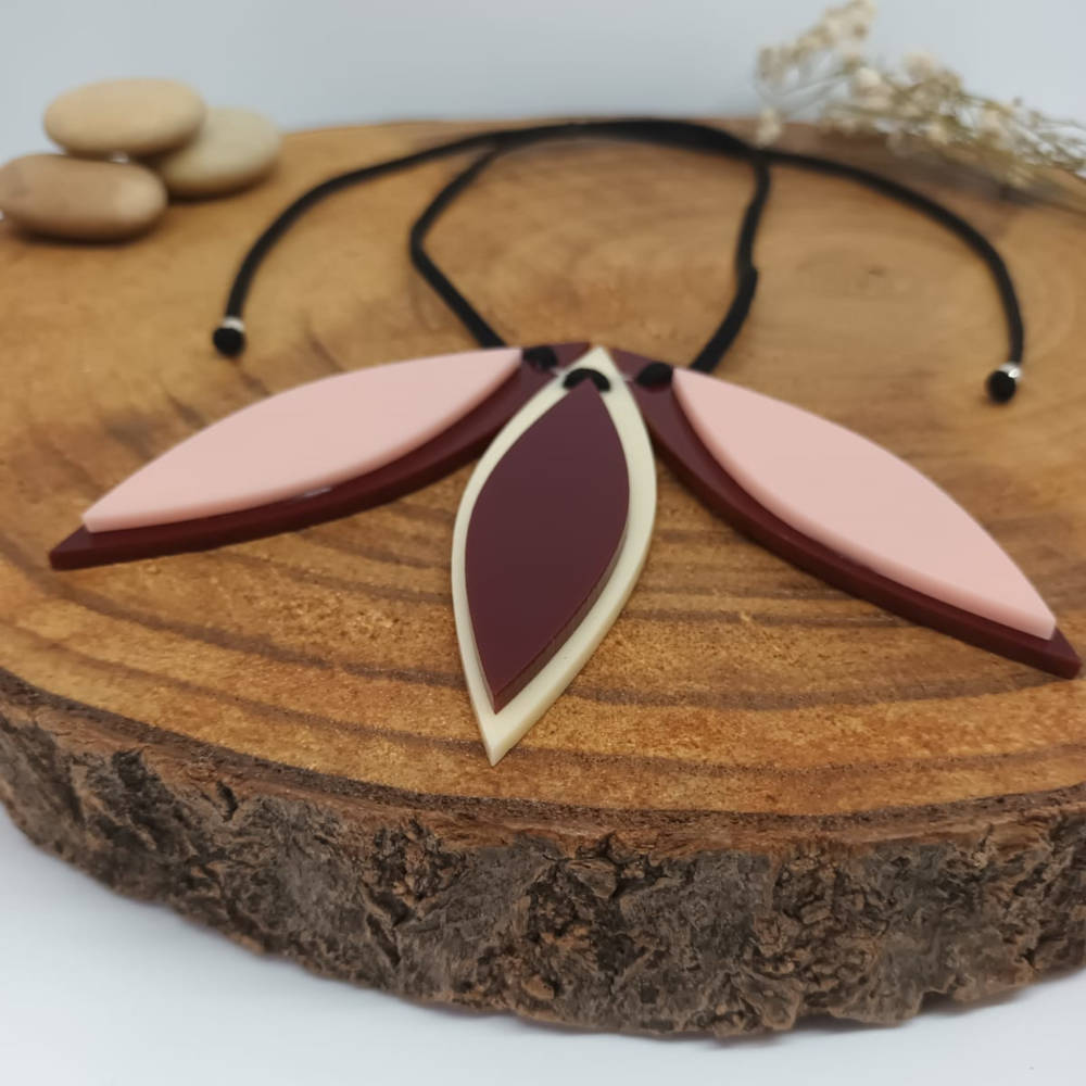 Collar Hojas en Berenjena y Rosa y cordón con nudo corredizo
