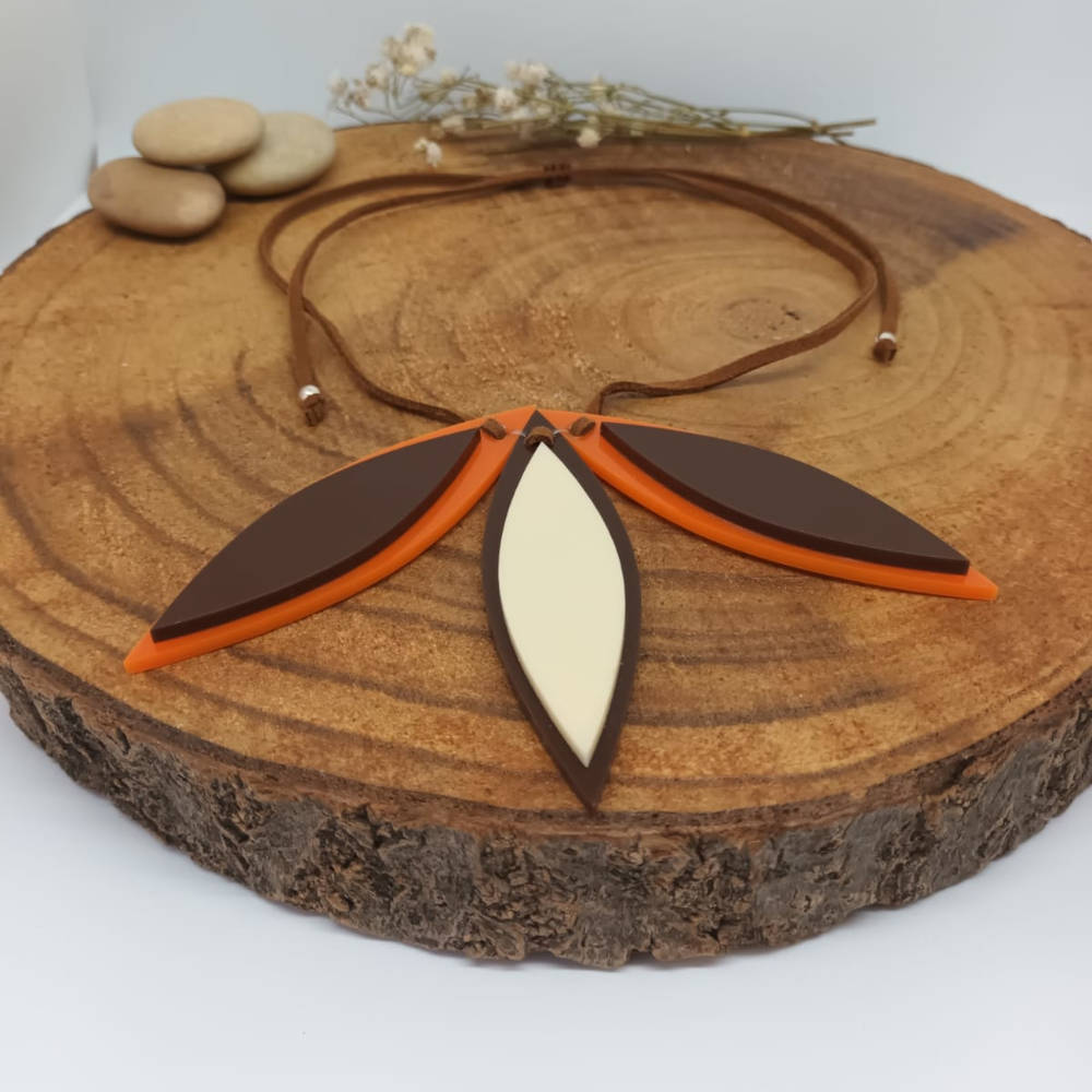 Collar hojas naranja y chocolate