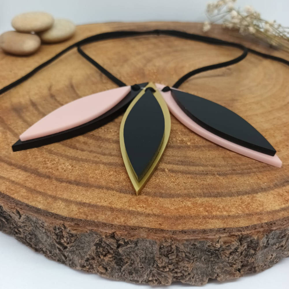 Collar Hojas en negro y rosa, con detalle en amarillo