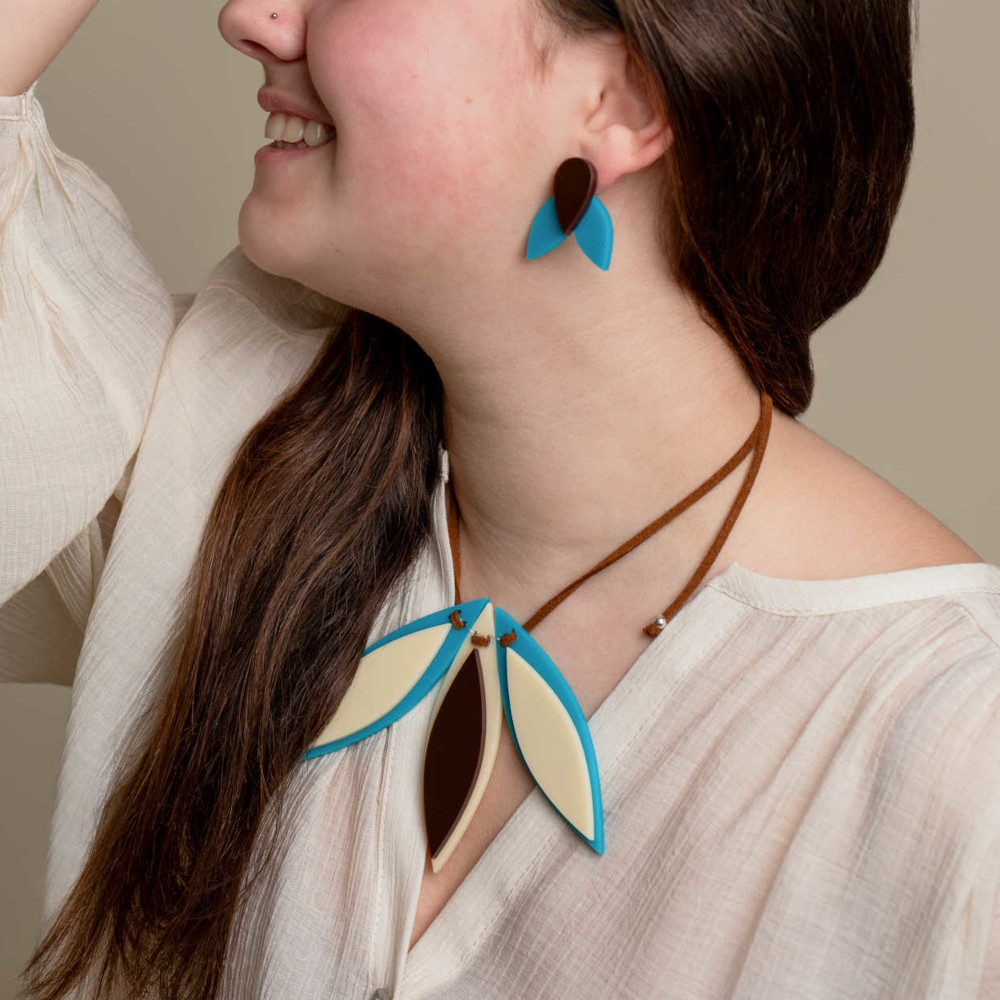 Modelo con collar y pendientes hojas en metacrilato