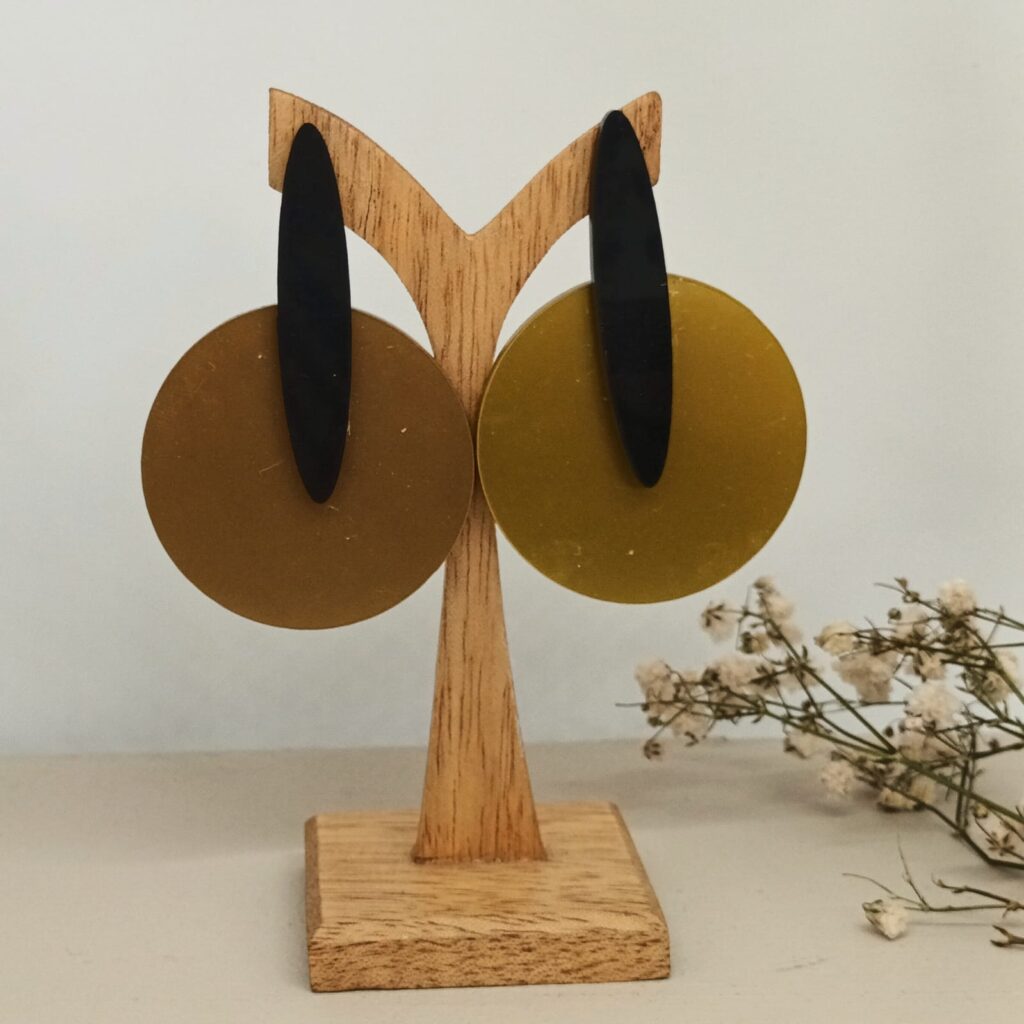 Pendientes Circle baguette dorados creación de Ana Sandoval Joyas
