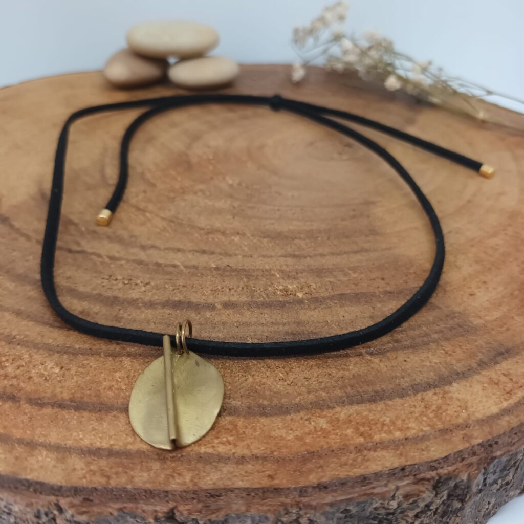 Colgante Bellota en latón con cordón en ante negro