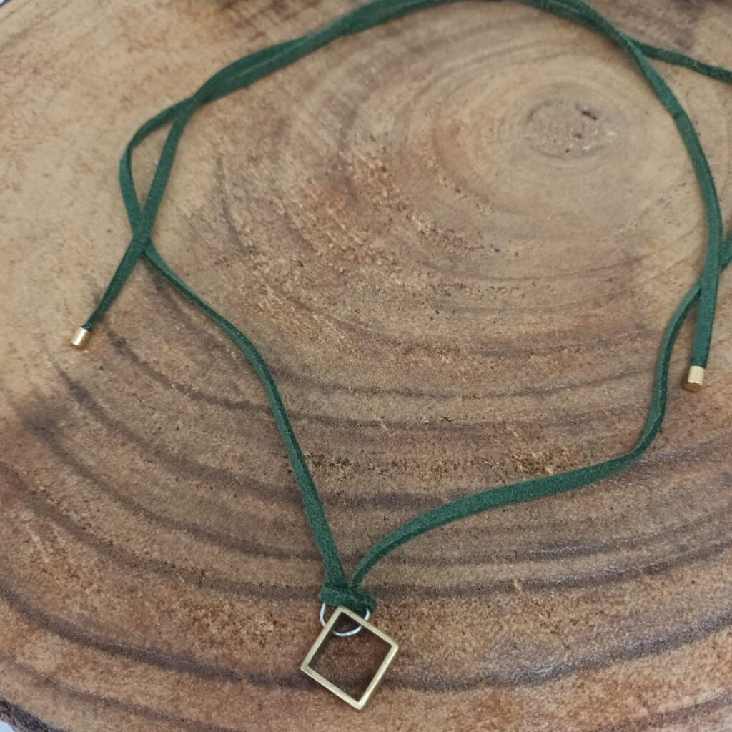 Colgante Cube en latón con cordón de ante verde