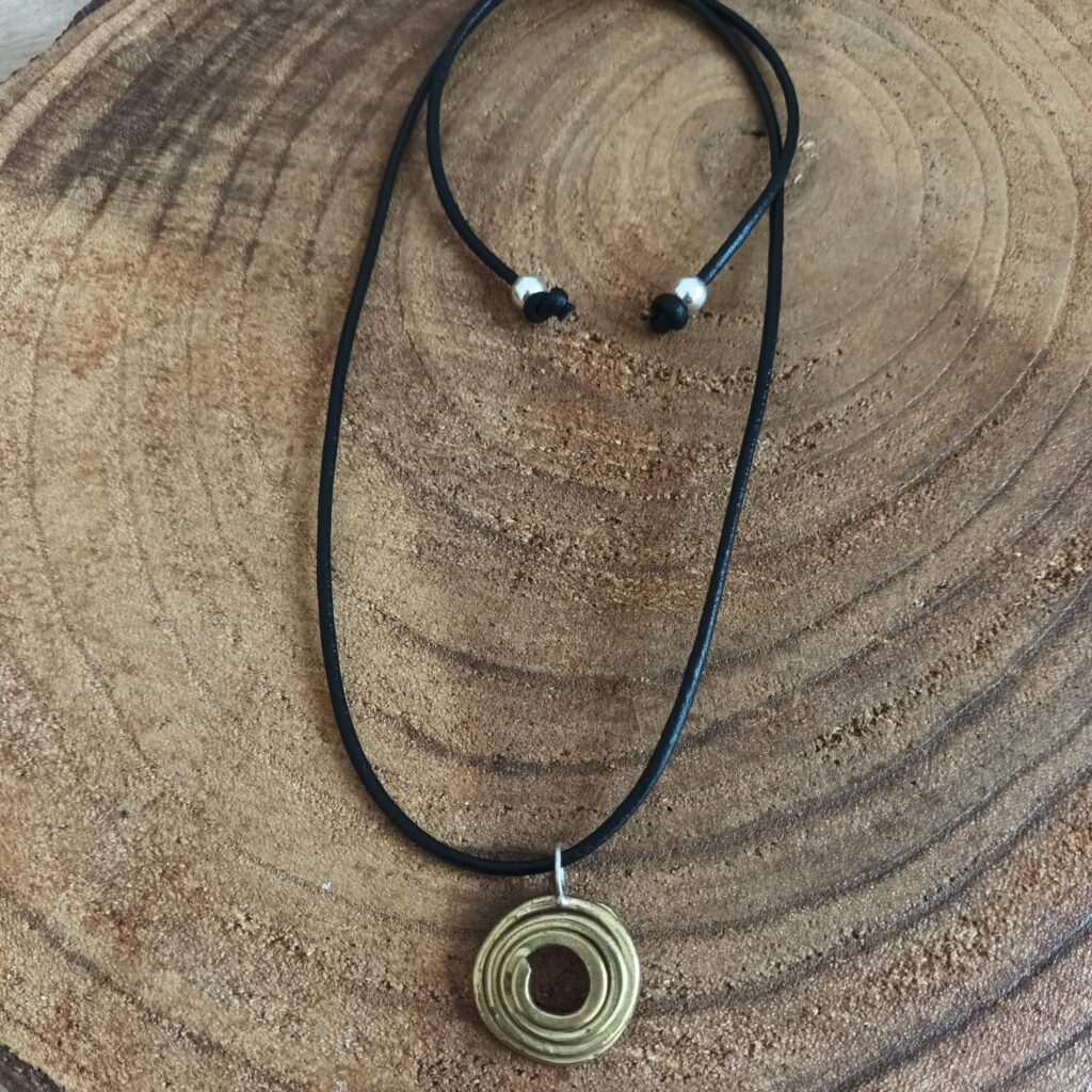 Colgante Espiral en latón con cordón de ante en color negro