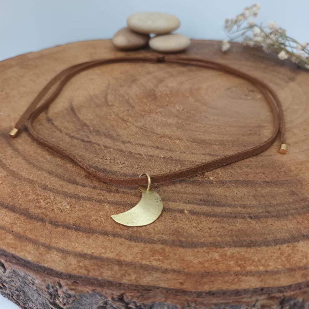 Colgante Luna con cordón de ante
